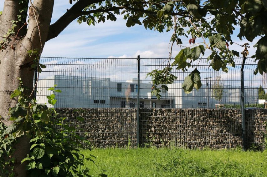 Perimeterschutz: Sicherheitszaun und Gabionenwand vor dem Rechenzentrum