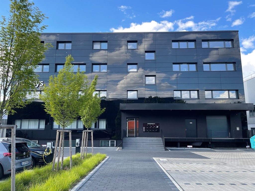 indasys Zentrale in Stuttgart mit Photovoltaik-Fassade und Ladestationen für die E-Flotte